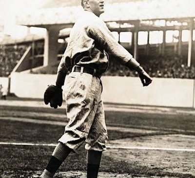 Hugh Bedient throwing for the Boston Red Sox