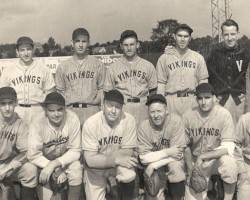 The 1943 Vikings included four CSHOF inductees: Les James in front row, far left; Leo Squinn in back row, far left; Lyle
Parkhurst in back row, third from right; and Louie Collins in back row, far right. The 1943 Vikings included four CSHOF inductees.
