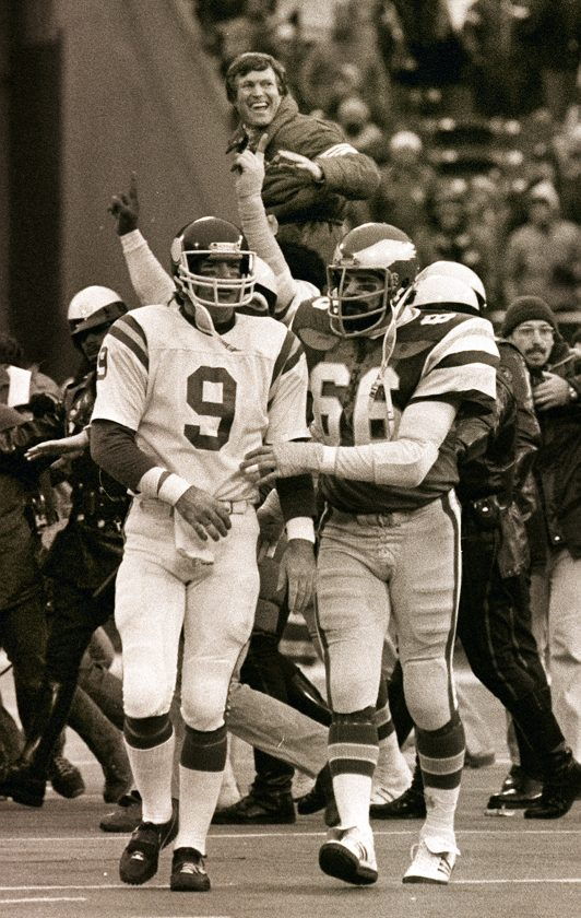 Bill Bergey consoles Tommy Kramer.
