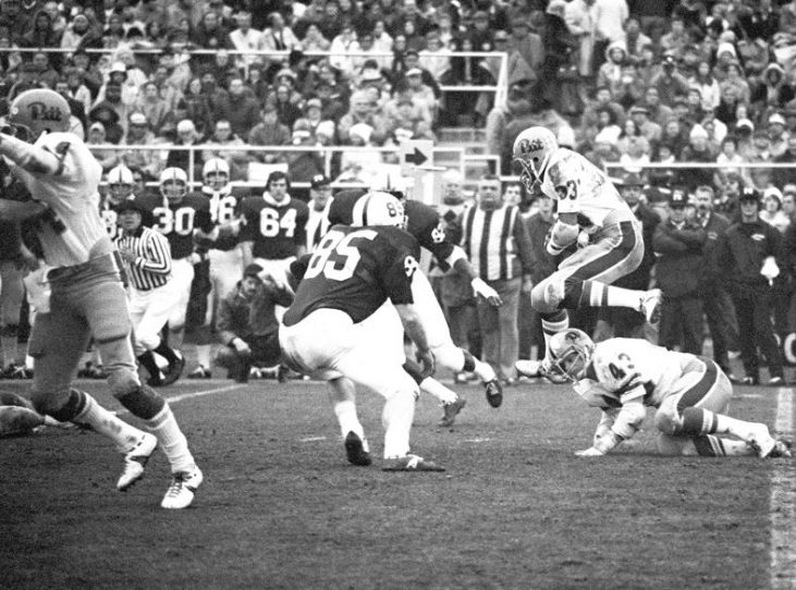 Dave Graf prepares to tackle Tony Dorsett