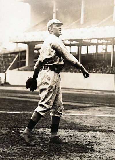 Hugh Bedient throwing for the Boston Red Sox