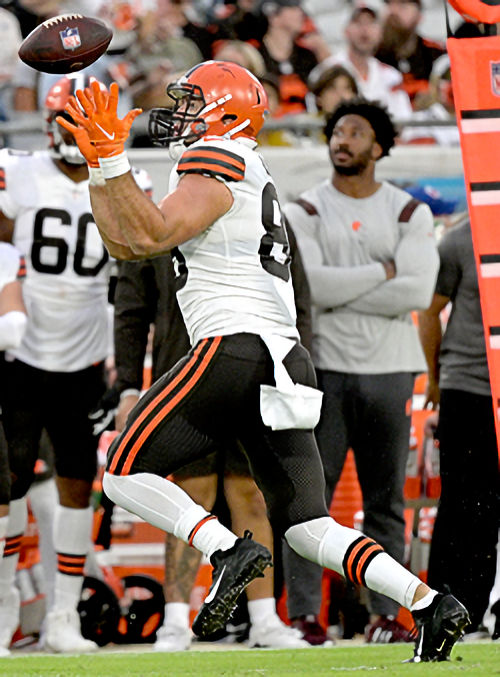 Cleveland Browns tight end Stephen Carlson catches a pass.