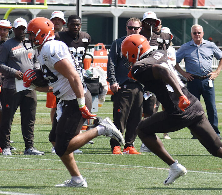 Stephen Carlson attempts to get away.