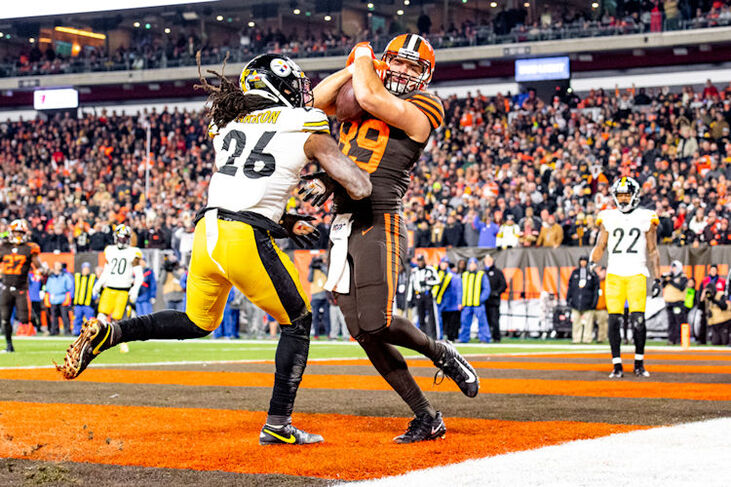 Cleveland Browns tight end Stephen Carlson makes a touchdown catch.