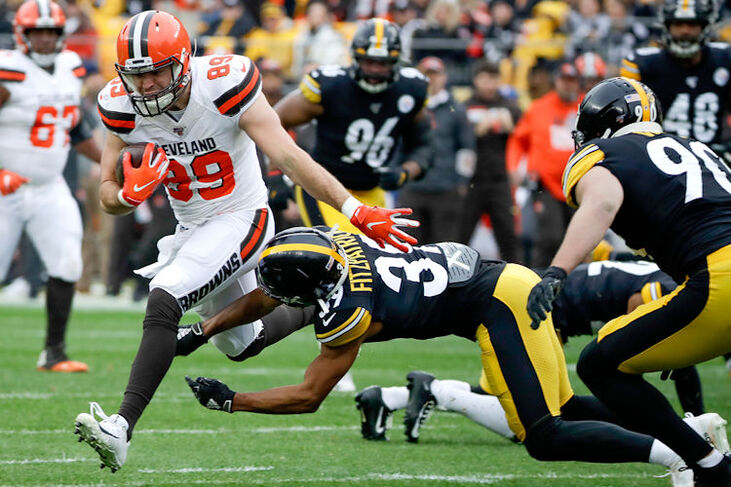 Cleveland Browns tight end Stephen Carlson running with ball.