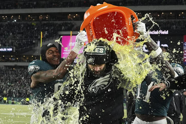 Eagles head coach Nick Sirianni receives a Gatorade bath.