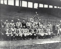Champion_Red_Sox_@_Fenway_Park_1912