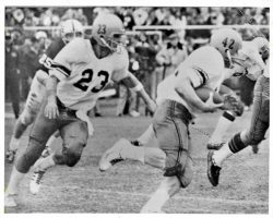 Bob Barlette, #42, running for Syracuse University. Bob Barlette, #42, running for Syracuse University.