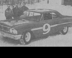 Newspaper photo of Buesink's 1965 ARCA Ford prior to it's trip to Daytona. Fred Knapp was
scheduled to drive, but was replaced by Jack Shanklin. Newspaper photo of Buesink's 1965 ARCA Ford prior to it's trip to Daytona.